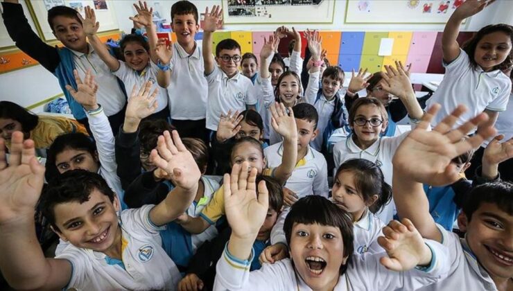 14 Nisan tatil mi? 14 Nisan okullar tatil mi, kapalı mı? Cuma günü okullar var mı, ders işlenecek mi?