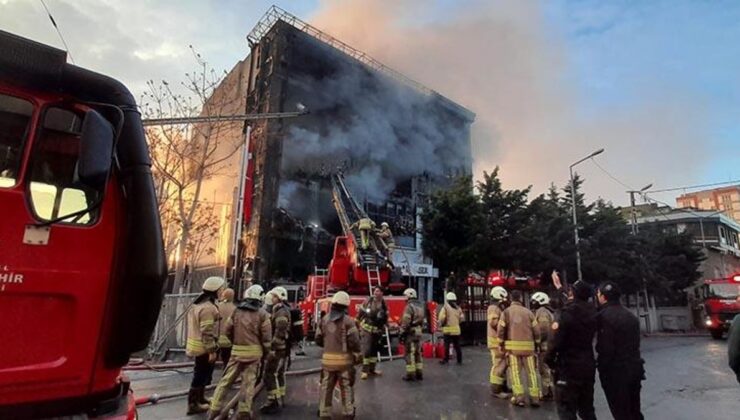 Akit Medya Kümesi’nin da bulunduğu binadaki yangını söndürme çalışmaları 15. saatinde devam ediyor