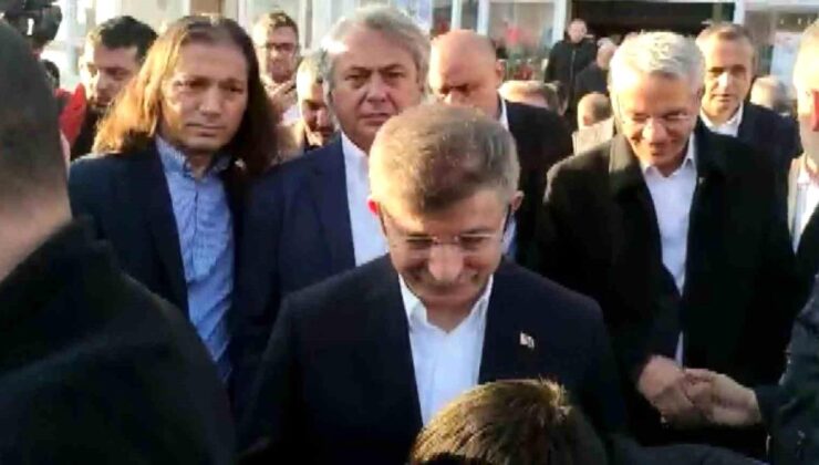 Millet Cami’nde bayram namazını kılan Davutoğlu’na depremzede reaksiyonu