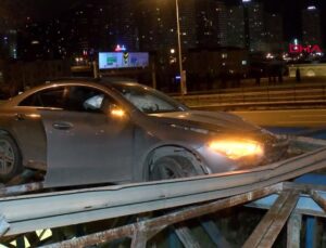 Alkollü şoförün arabası demir korkuluklarda askıda kaldı