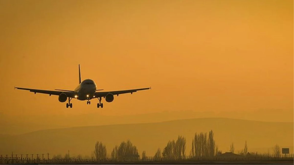 Pilot, yolcu olarak bindiği uçağın motorunu durdurmaya çalıştı