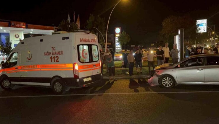 Düzce’de Kırmızı Işıkta Geçen Araba 2 Araça Çarptı, 3 Kişi Yaralandı