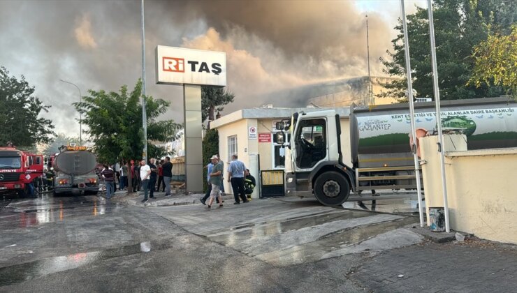 Gaziantep’te bir elyaf fabrikasında çıkan yangın söndürüldü, dumandan etkilenen 2 personel ayakta tedavi edildi
