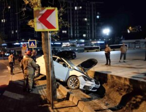 Kartal’da drift atan araba şarampole yuvarlandı