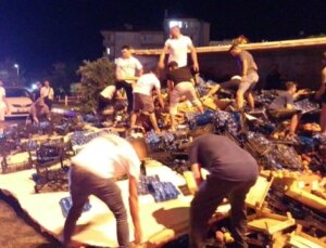 Silivri’de devrilen kamyondaki meyveleri kasalarla götürdüler