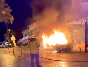 Üsküdar’da Park Halindeki Araba Alev Alev Yandı