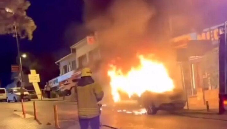 Üsküdar’da Park Halindeki Araba Alev Alev Yandı