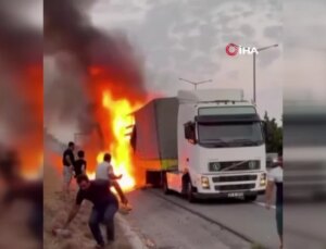Yangın çıkan tır alev alev yandı
