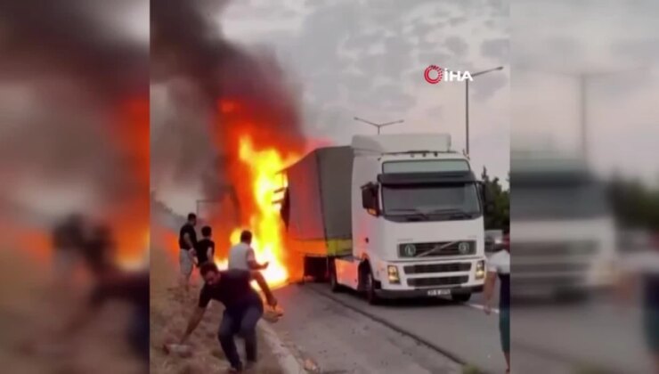 Yangın çıkan tır alev alev yandı