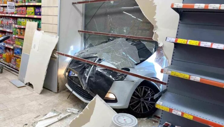 Afyonkarahisar’da Araba Market Camından İçeri Girdi