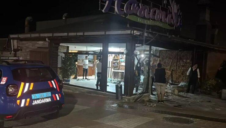 Arnavutköy’de Denetimden Çıkan Araba Balık Restoranına Girdi: 4 Yaralı