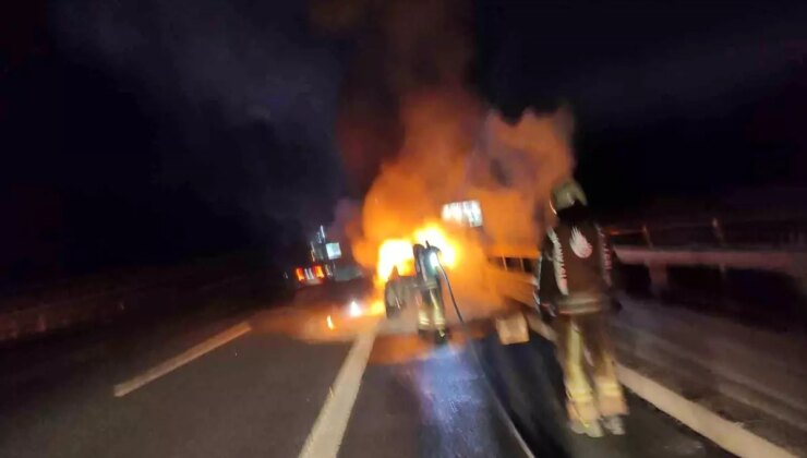 Çekmeköy’de Otoyolda Alev Alev Yanan Araba Küle Döndü