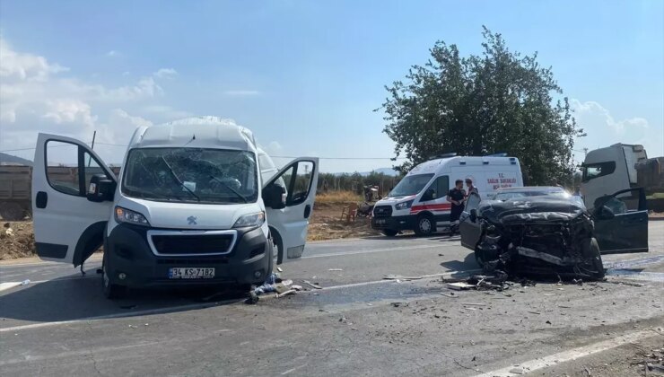 Gaziantep’te Kamyonetle Araba Çarpıştı: 3 Yaralı