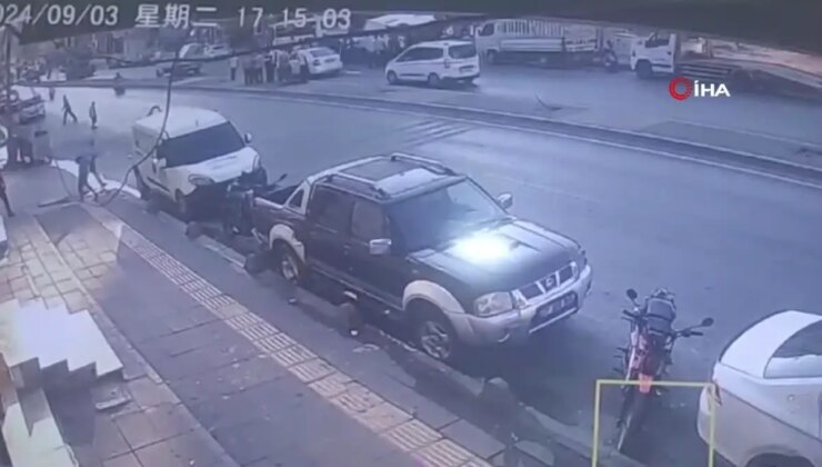 Gaziantep’te Minibüs Park Halindeki Aracın Üzerine Devrildi