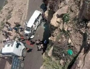 Yemen’de yolcu otobüsü devrildi: 16 meyyit