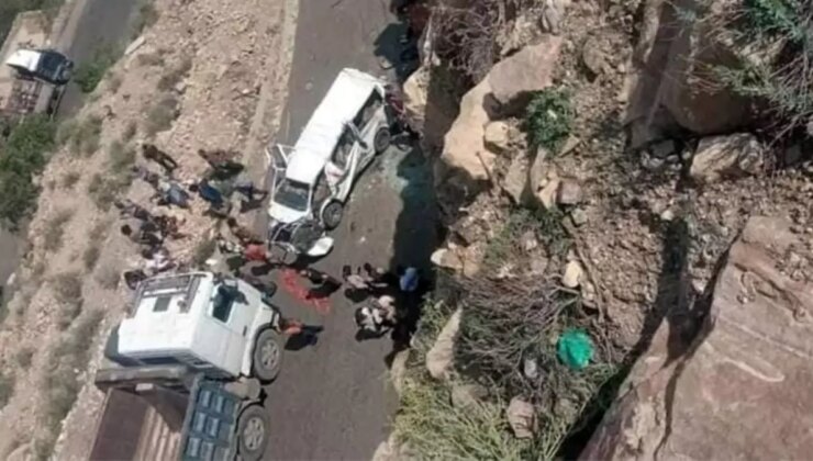 Yemen’de yolcu otobüsü devrildi: 16 meyyit