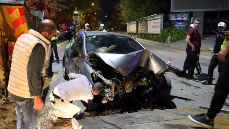 Elazığ’da Araba Sinyalizasyon Direğine Çarptı: 3 Yaralı