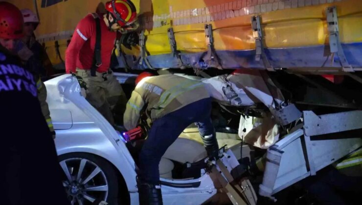 Esenyurt’ta Trafik Kazası: Şoför Dorsenin Altında Sıkıştı