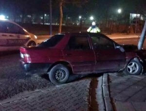 Demir direğe saplandı, hurdaya dönen araç şoförü kayıplara karıştı