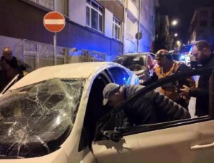Üsküdar’da denetimden çıkan araba iki araca çarparak takla attı