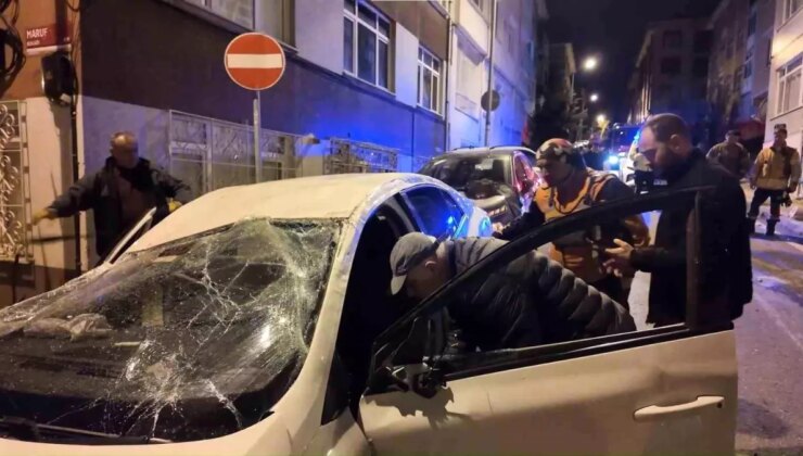 Üsküdar’da denetimden çıkan araba iki araca çarparak takla attı
