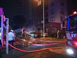 Kadıköy’de oto galeride çıkan yangında 4 araç kullanılamaz hale geldi