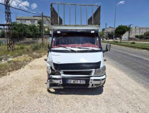Kamyonet ile çarpışan motosikletin sürücüsü yaralandı