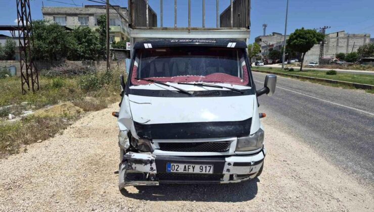Kamyonet ile çarpışan motosikletin sürücüsü yaralandı